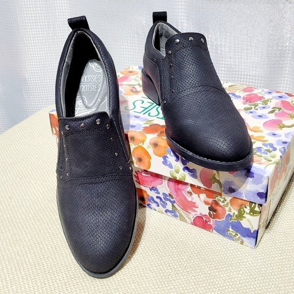 NWT Mootsie Tootsie Kira Black Studded & Distressed Snakeskin Slip-on (9.5M) - Picture 3 of 9